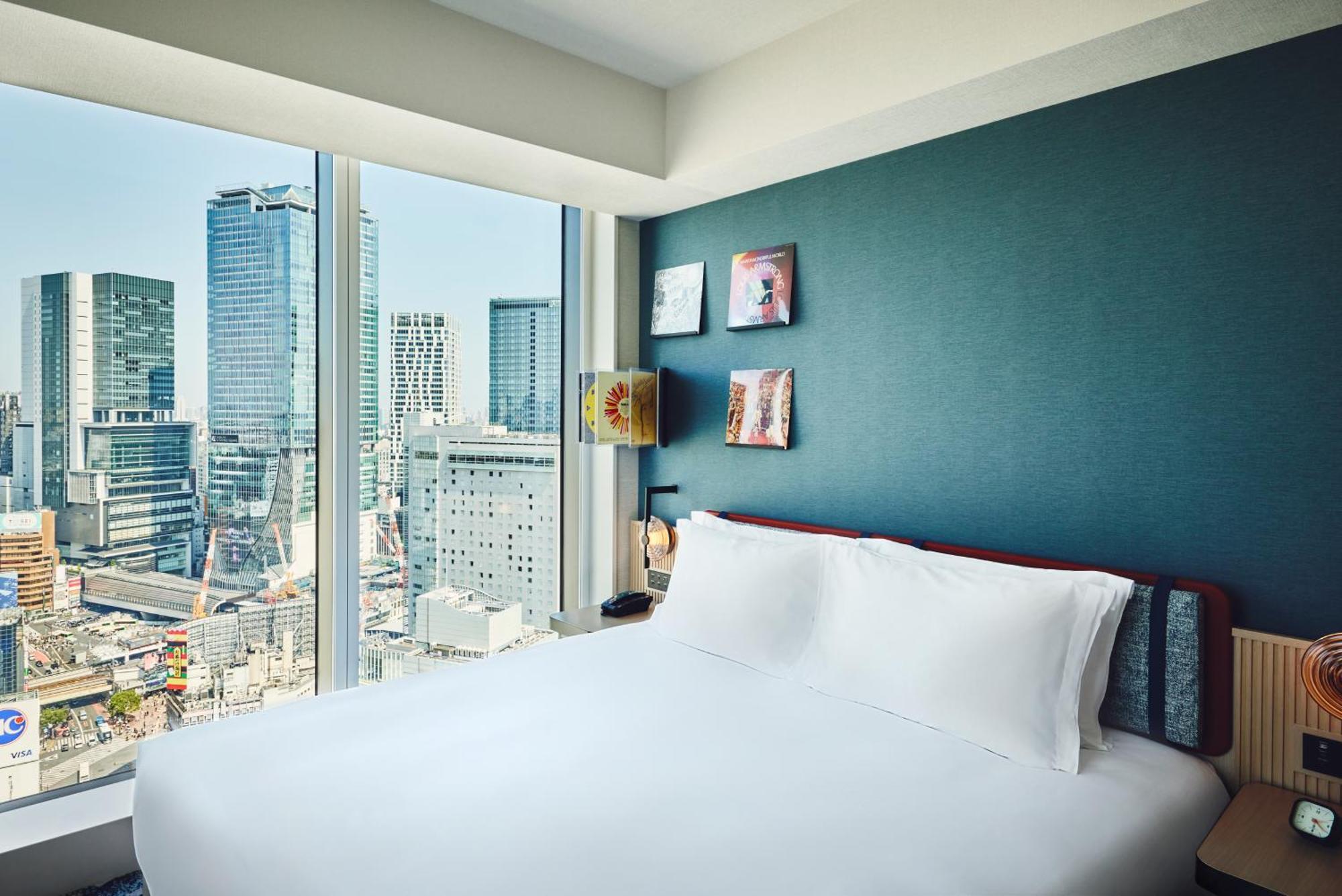 Quarto premium com cama king-size, vista do Shibuya Scramble e banheira separada