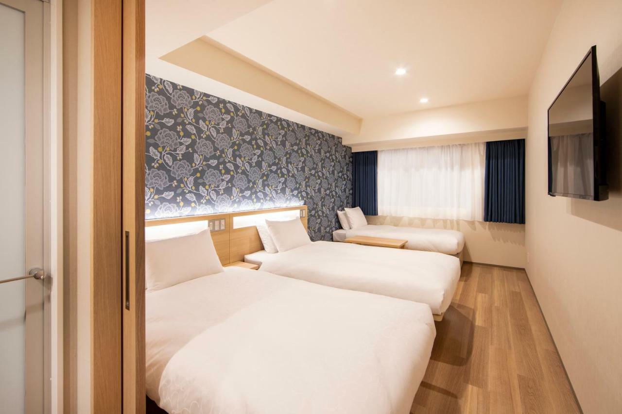 Quarto Standard com 2 Camas de Solteiro e Sofá
